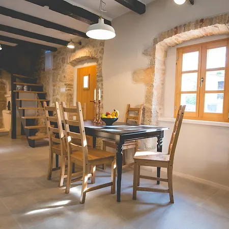 Holiday Jela فيلة *